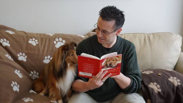 a man takes care of his neighbour's dog while they're away on a roadtrip