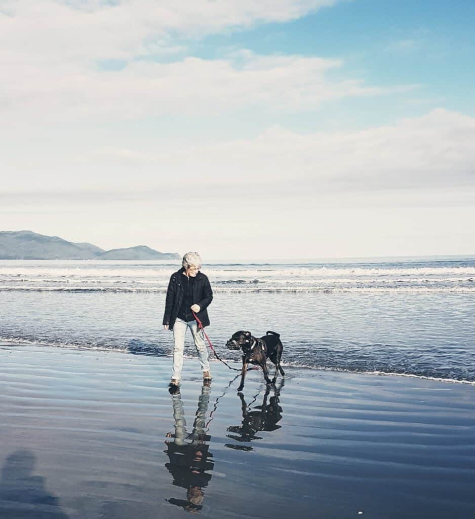 HUHA volunteer clare with HUHA dog peppa at the beach