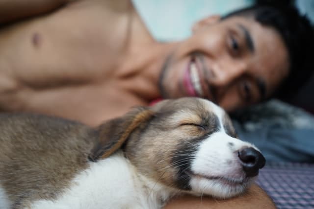 man experiences physical benefits of improved oxytocin levels from owning a dog