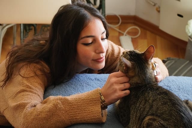 woman spends extra playtime with her cat as a random act of kindness